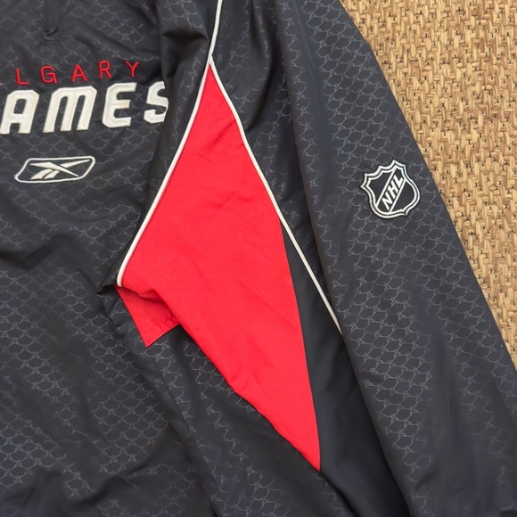 Vintage Calgary Flames NHL Reebok Era 1/4 Zip Pullover Jacket - Picture 11 of 15